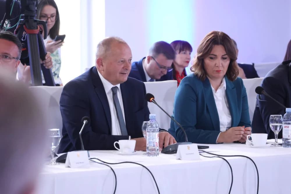 Plodonosna Sjednica Savjeta za Slavoniju u Jakšiću: Uručena Odluka o financiranju Regionalnog distribucijskog centra za voće i povrće u Požegi