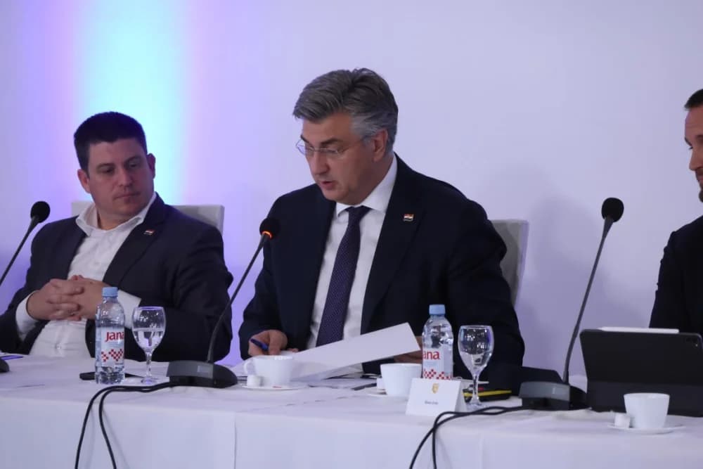 Plodonosna Sjednica Savjeta za Slavoniju u Jakšiću: Uručena Odluka o financiranju Regionalnog distribucijskog centra za voće i povrće u Požegi