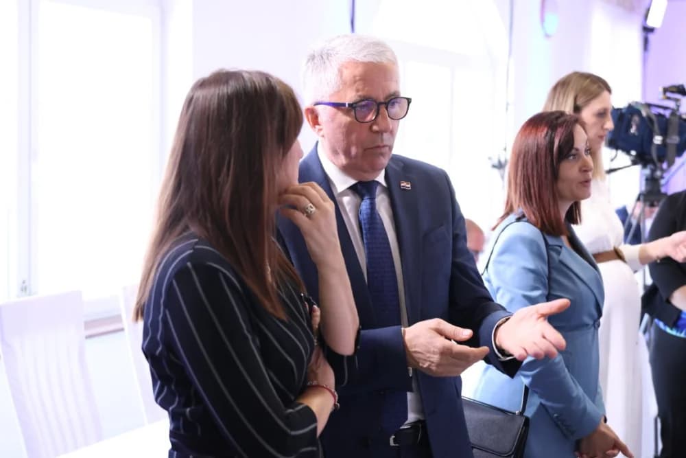 Plodonosna Sjednica Savjeta za Slavoniju u Jakšiću: Uručena Odluka o financiranju Regionalnog distribucijskog centra za voće i povrće u Požegi