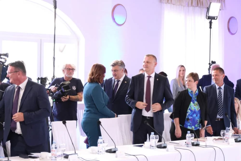 Plodonosna Sjednica Savjeta za Slavoniju u Jakšiću: Uručena Odluka o financiranju Regionalnog distribucijskog centra za voće i povrće u Požegi