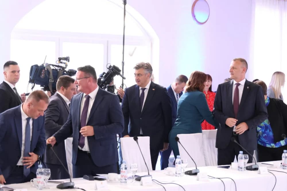 Plodonosna Sjednica Savjeta za Slavoniju u Jakšiću: Uručena Odluka o financiranju Regionalnog distribucijskog centra za voće i povrće u Požegi