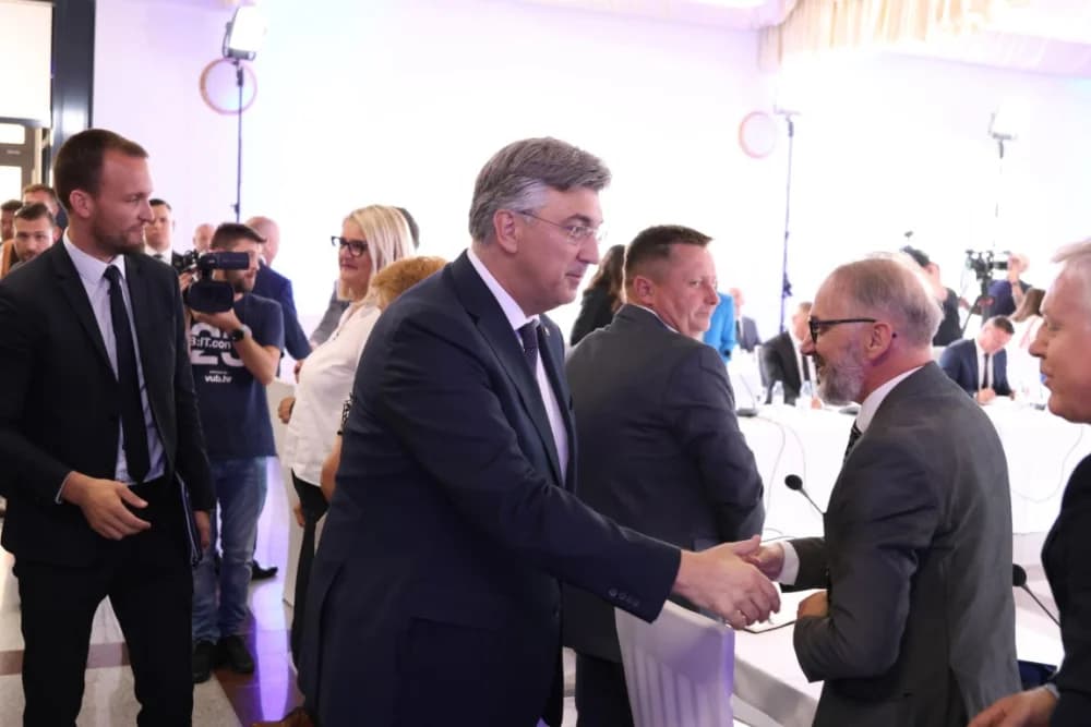 Plodonosna Sjednica Savjeta za Slavoniju u Jakšiću: Uručena Odluka o financiranju Regionalnog distribucijskog centra za voće i povrće u Požegi
