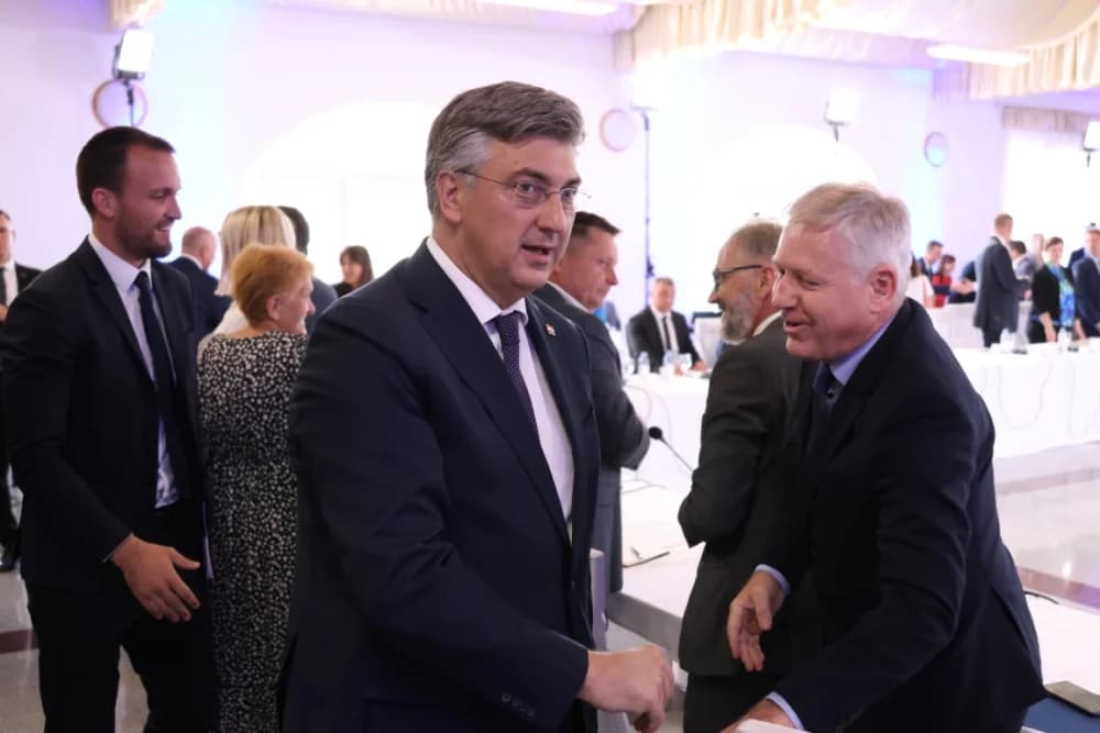 Plodonosna Sjednica Savjeta za Slavoniju u Jakšiću: Uručena Odluka o financiranju Regionalnog distribucijskog centra za voće i povrće u Požegi