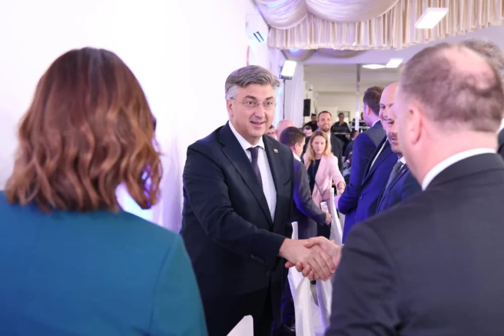 Plodonosna Sjednica Savjeta za Slavoniju u Jakšiću: Uručena Odluka o financiranju Regionalnog distribucijskog centra za voće i povrće u Požegi