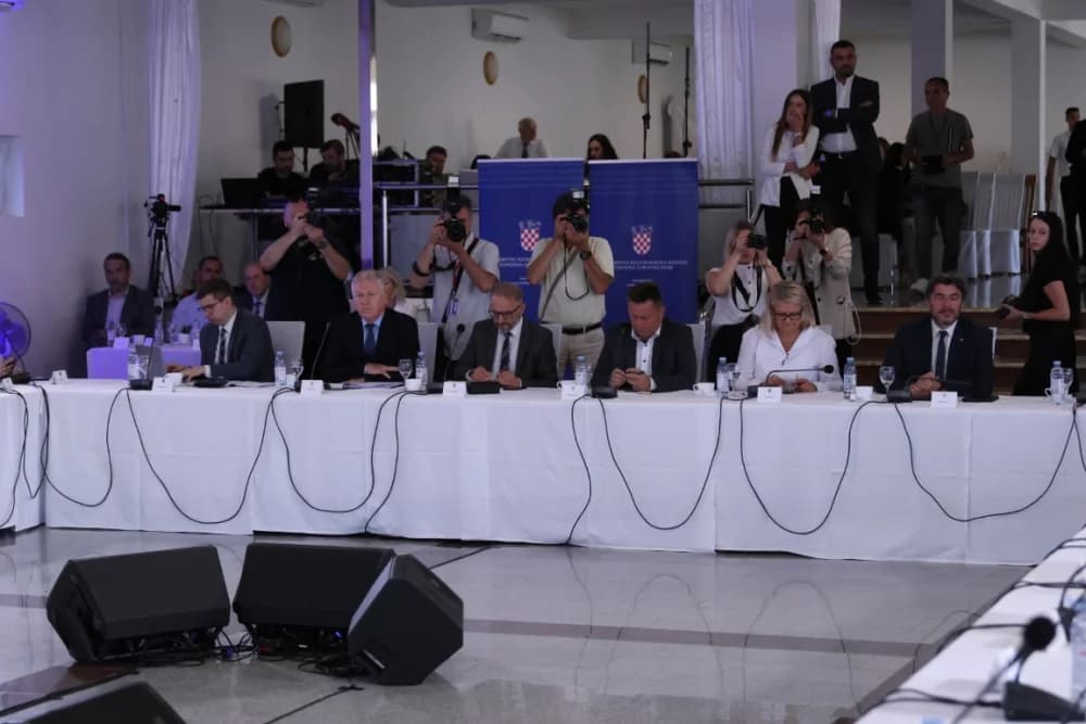 Plodonosna Sjednica Savjeta za Slavoniju u Jakšiću: Uručena Odluka o financiranju Regionalnog distribucijskog centra za voće i povrće u Požegi
