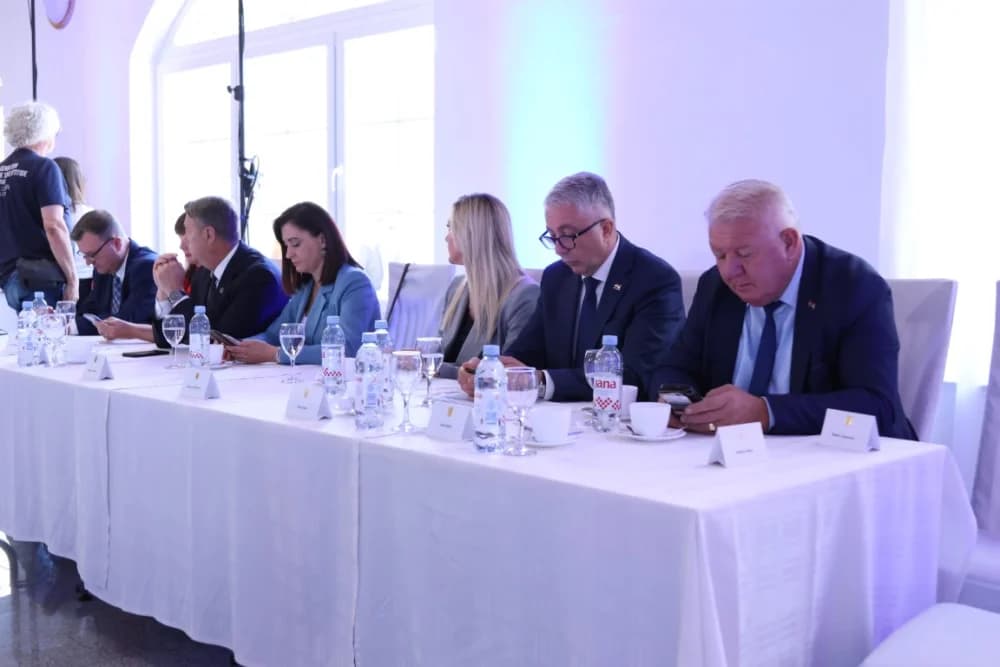 Plodonosna Sjednica Savjeta za Slavoniju u Jakšiću: Uručena Odluka o financiranju Regionalnog distribucijskog centra za voće i povrće u Požegi