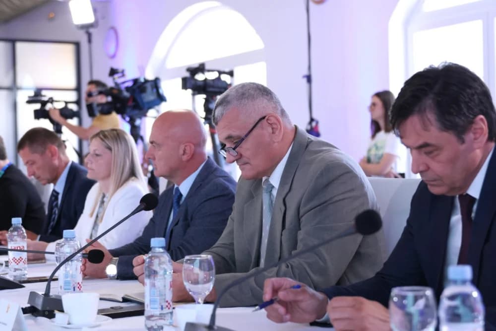 Plodonosna Sjednica Savjeta za Slavoniju u Jakšiću: Uručena Odluka o financiranju Regionalnog distribucijskog centra za voće i povrće u Požegi