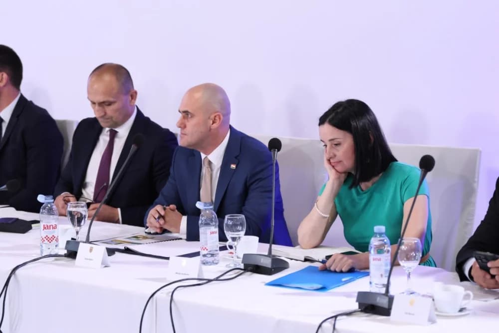 Plodonosna Sjednica Savjeta za Slavoniju u Jakšiću: Uručena Odluka o financiranju Regionalnog distribucijskog centra za voće i povrće u Požegi