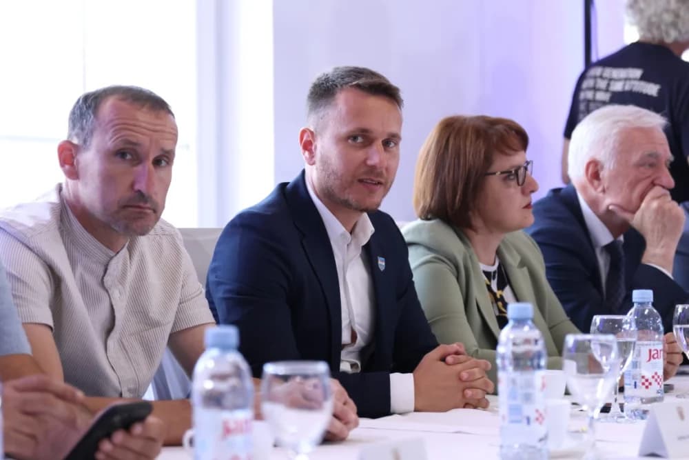 Plodonosna Sjednica Savjeta za Slavoniju u Jakšiću: Uručena Odluka o financiranju Regionalnog distribucijskog centra za voće i povrće u Požegi