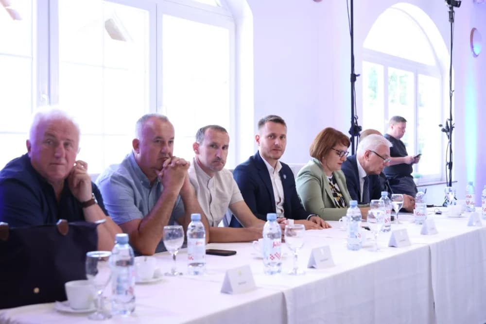 Plodonosna Sjednica Savjeta za Slavoniju u Jakšiću: Uručena Odluka o financiranju Regionalnog distribucijskog centra za voće i povrće u Požegi