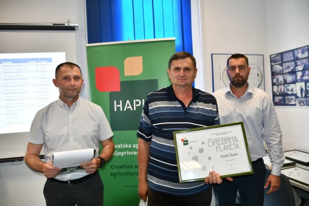 Srebrna plaketa Obiteljskom gospodarstvu Vlade Švarca iz Kaptola za svoju kukuruznu silažu