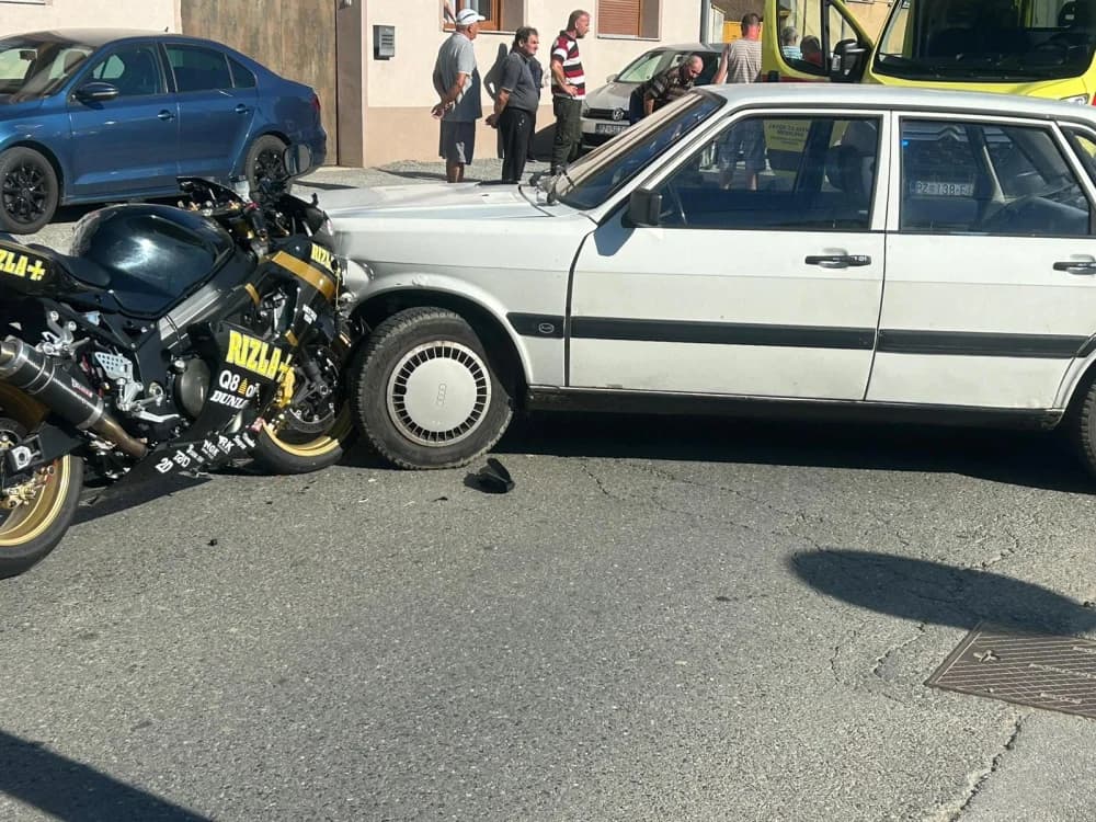 Teža prometna nesreća u Pleternici: Ozlijeđen motociklist kojemu je osobno vozilo oduzelo prednost prolaska