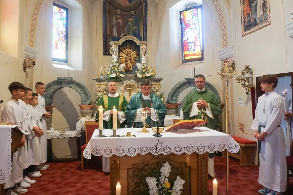 Biskup Ivo krstio troje djece u Kuzmici