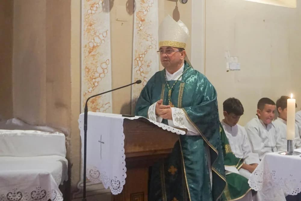 Biskup Ivo krstio troje djece u Kuzmici