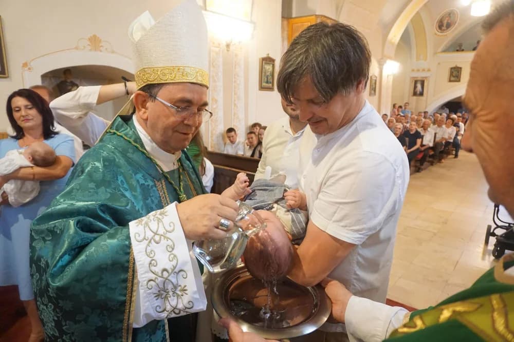 Biskup Ivo krstio troje djece u Kuzmici