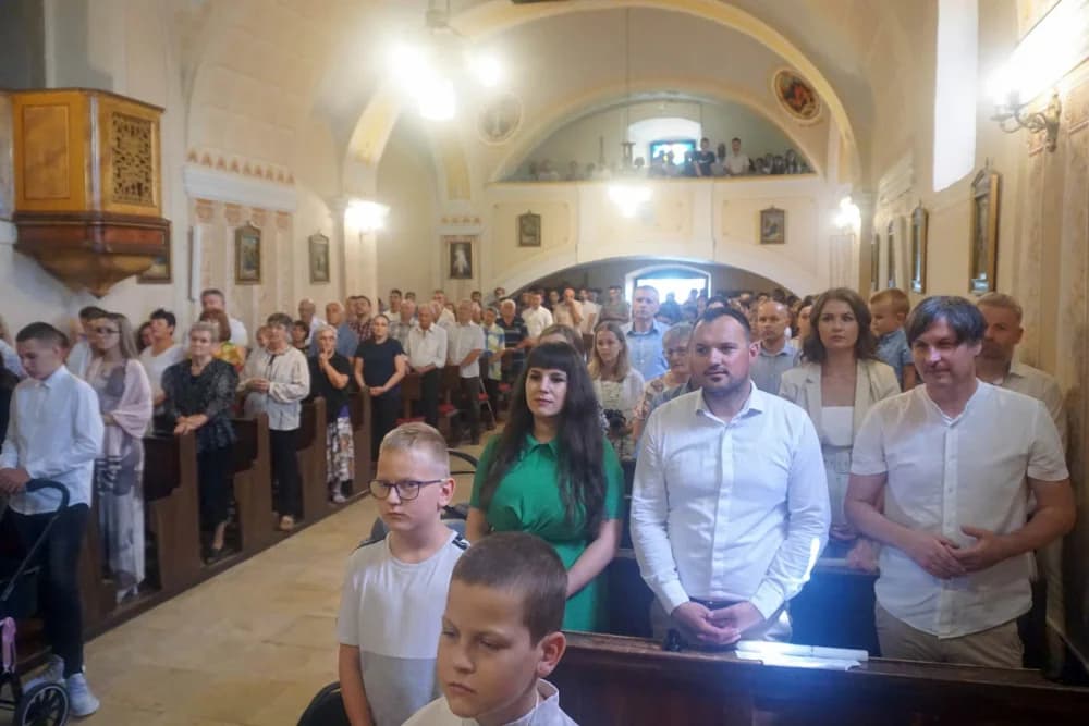 Biskup Ivo krstio troje djece u Kuzmici