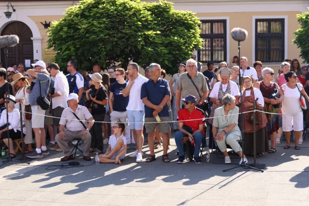 /VELIKA FOTOGALERIJA/ Ljepota tradicije i bogatstvo narodnih običaja dočarana na 58. Đakovačkim vezovima
