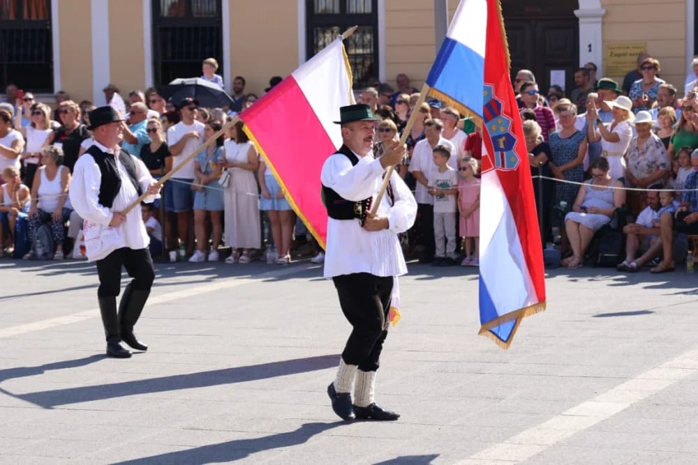 /VELIKA FOTOGALERIJA/ Ljepota tradicije i bogatstvo narodnih običaja dočarana na 58. Đakovačkim vezovima