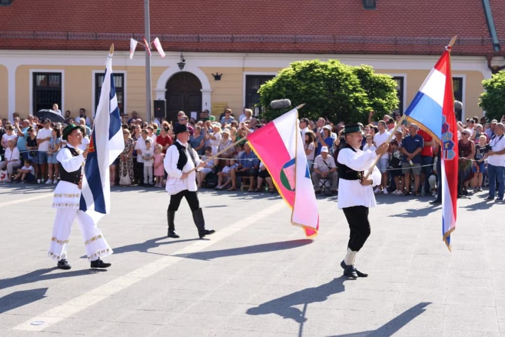 /VELIKA FOTOGALERIJA/ Ljepota tradicije i bogatstvo narodnih običaja dočarana na 58. Đakovačkim vezovima