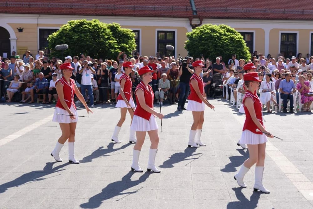 /VELIKA FOTOGALERIJA/ Ljepota tradicije i bogatstvo narodnih običaja dočarana na 58. Đakovačkim vezovima