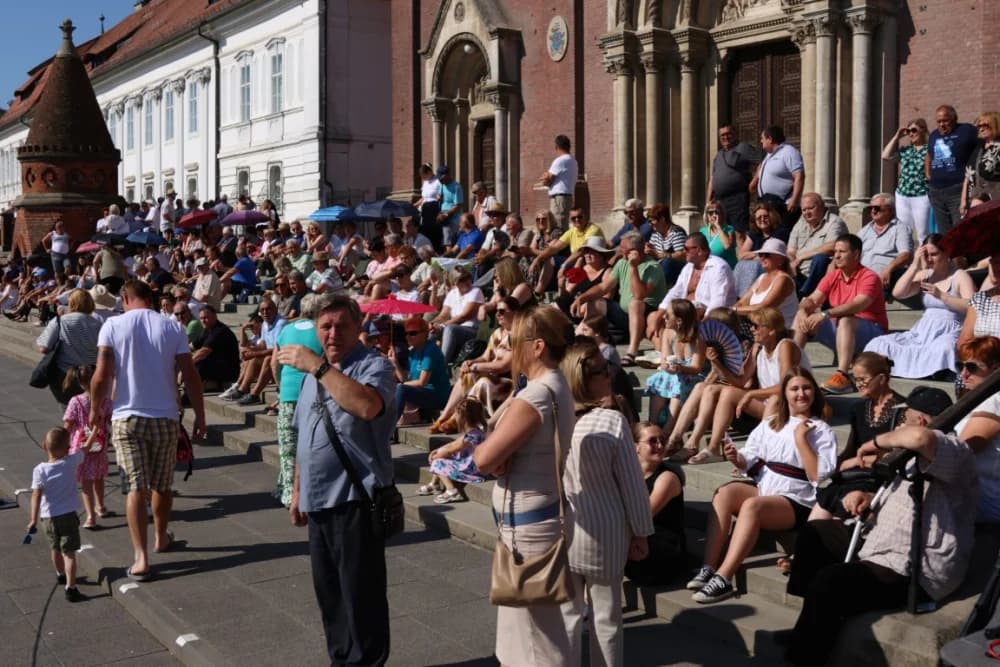 /VELIKA FOTOGALERIJA/ Ljepota tradicije i bogatstvo narodnih običaja dočarana na 58. Đakovačkim vezovima