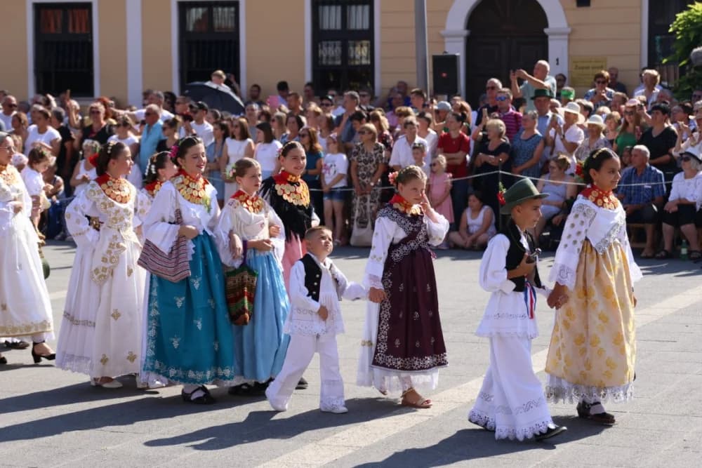 /VELIKA FOTOGALERIJA/ Ljepota tradicije i bogatstvo narodnih običaja dočarana na 58. Đakovačkim vezovima