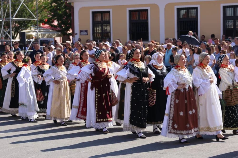 /VELIKA FOTOGALERIJA/ Ljepota tradicije i bogatstvo narodnih običaja dočarana na 58. Đakovačkim vezovima