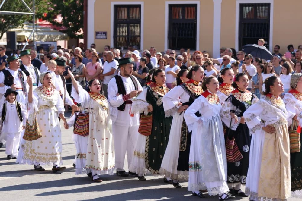 /VELIKA FOTOGALERIJA/ Ljepota tradicije i bogatstvo narodnih običaja dočarana na 58. Đakovačkim vezovima