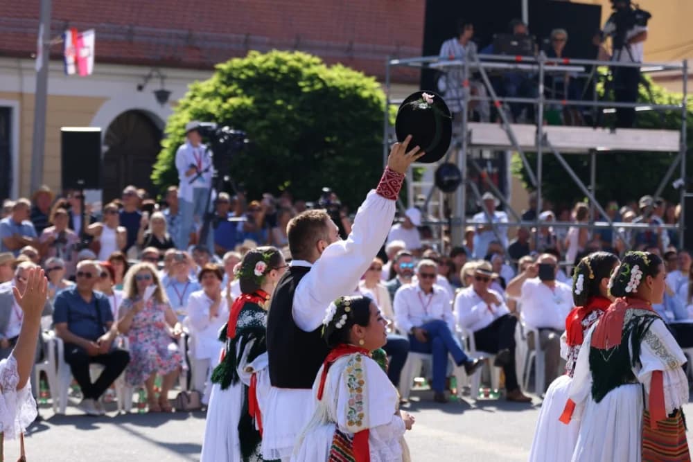 /VELIKA FOTOGALERIJA/ Ljepota tradicije i bogatstvo narodnih običaja dočarana na 58. Đakovačkim vezovima
