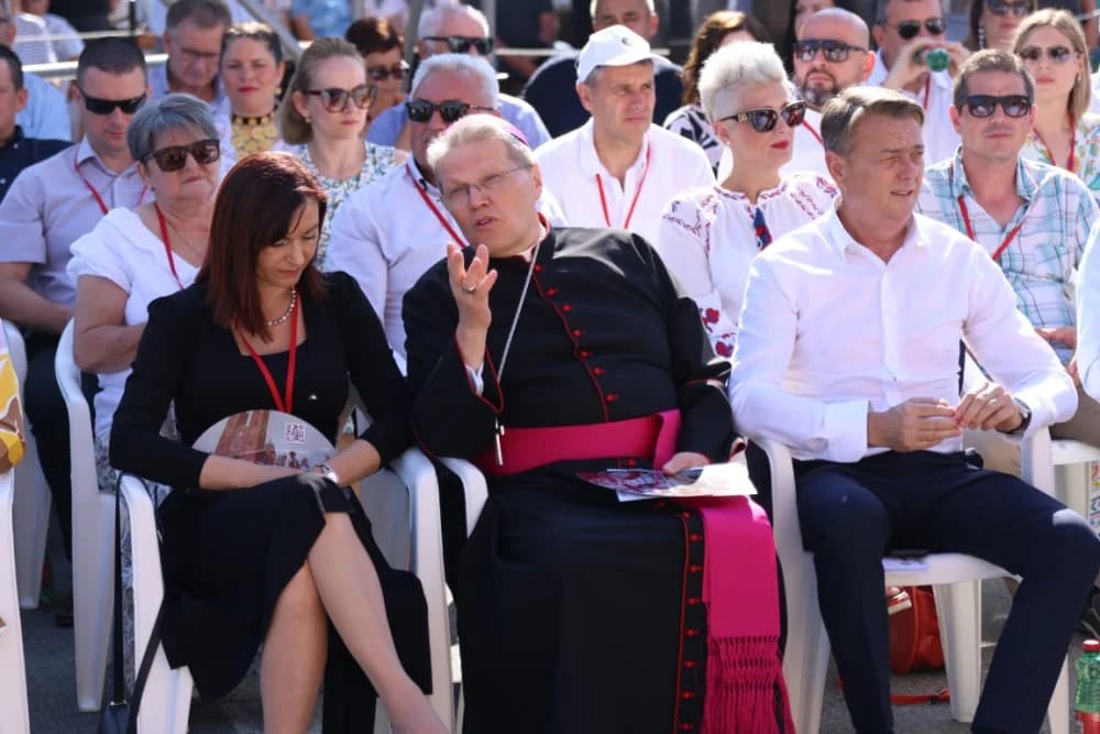 /VELIKA FOTOGALERIJA/ Ljepota tradicije i bogatstvo narodnih običaja dočarana na 58. Đakovačkim vezovima