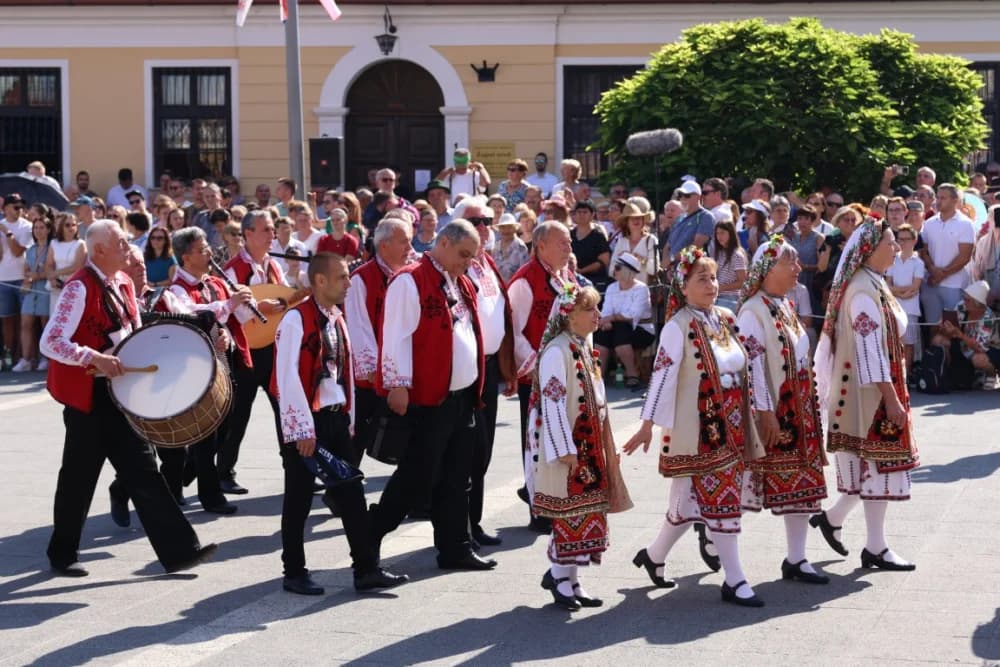 /VELIKA FOTOGALERIJA/ Ljepota tradicije i bogatstvo narodnih običaja dočarana na 58. Đakovačkim vezovima