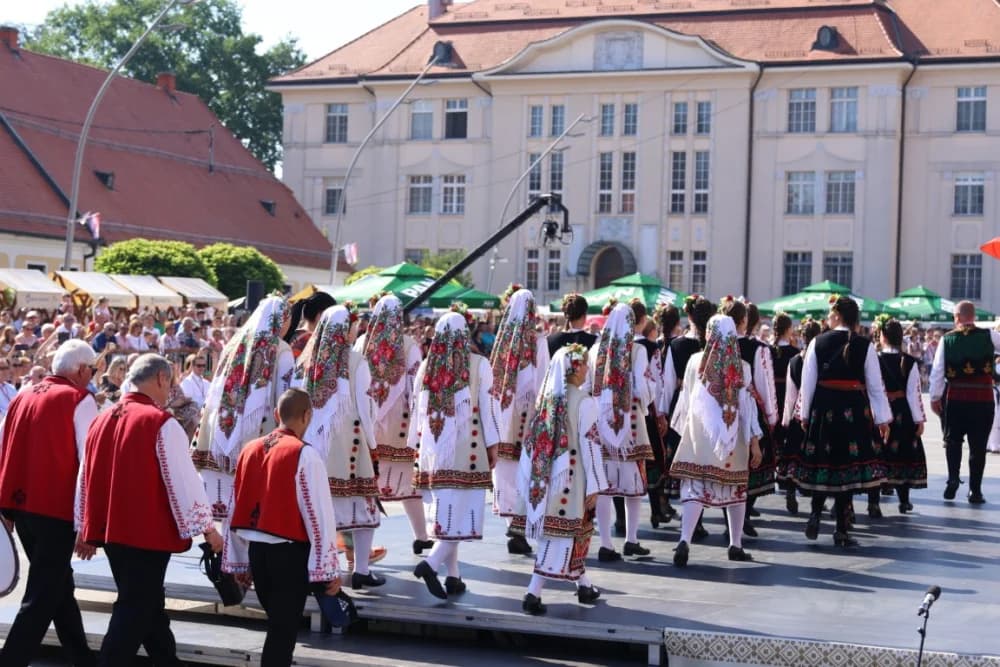 /VELIKA FOTOGALERIJA/ Ljepota tradicije i bogatstvo narodnih običaja dočarana na 58. Đakovačkim vezovima