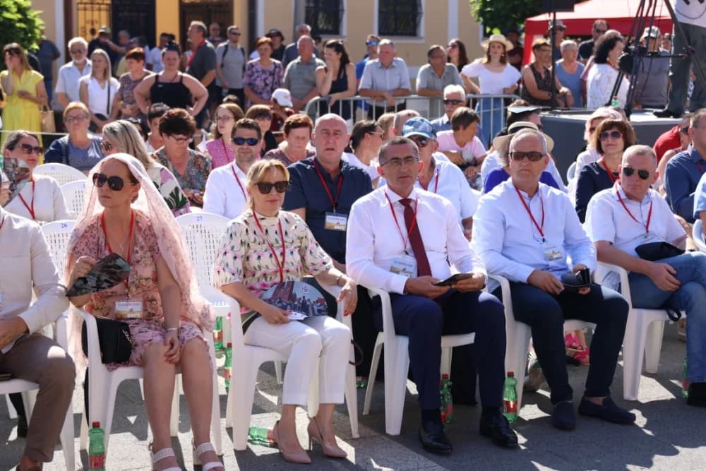 /VELIKA FOTOGALERIJA/ Ljepota tradicije i bogatstvo narodnih običaja dočarana na 58. Đakovačkim vezovima