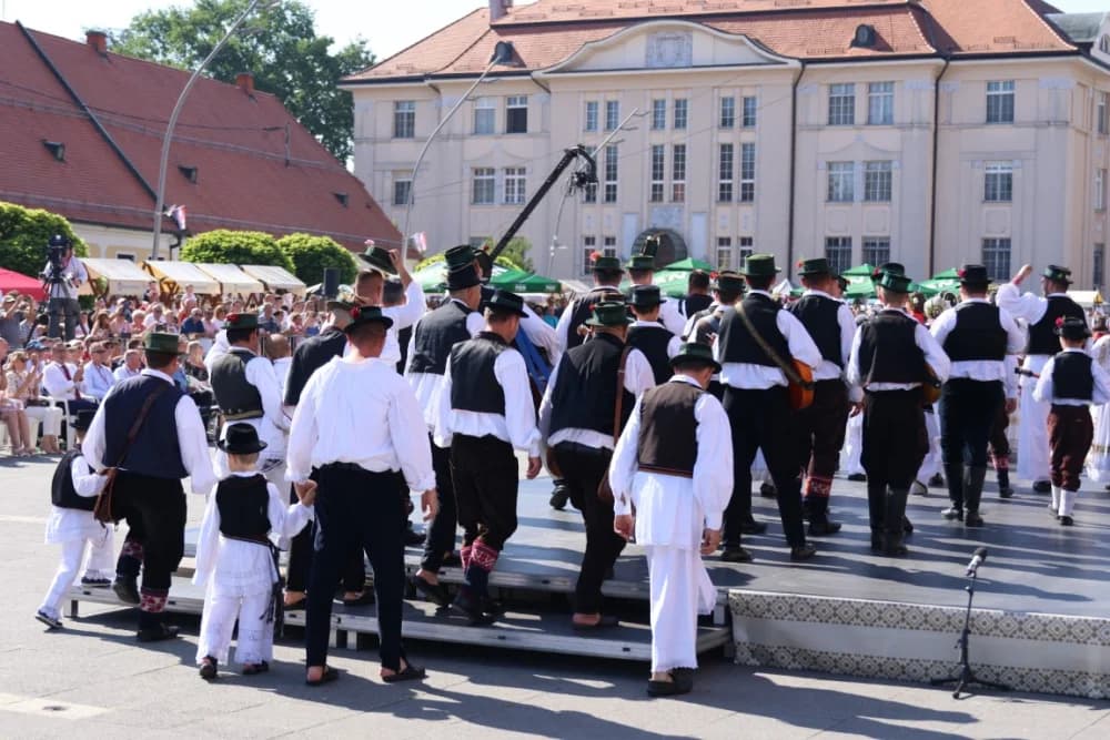 /VELIKA FOTOGALERIJA/ Ljepota tradicije i bogatstvo narodnih običaja dočarana na 58. Đakovačkim vezovima