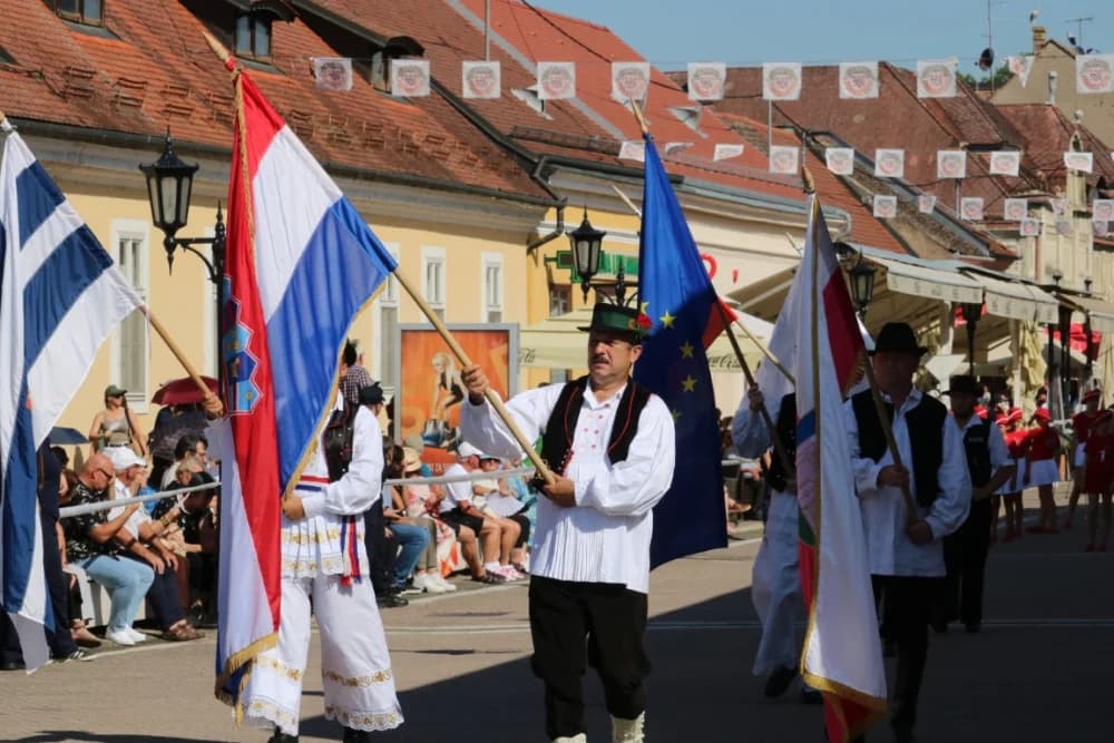 /VELIKA FOTOGALERIJA/ Ljepota tradicije i bogatstvo narodnih običaja dočarana na 58. Đakovačkim vezovima