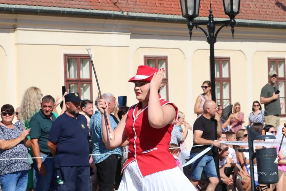 /VELIKA FOTOGALERIJA/ Ljepota tradicije i bogatstvo narodnih običaja dočarana na 58. Đakovačkim vezovima