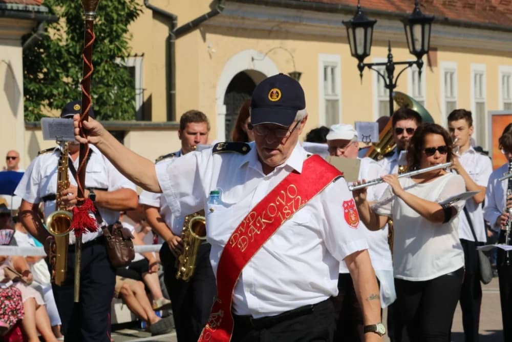 /VELIKA FOTOGALERIJA/ Ljepota tradicije i bogatstvo narodnih običaja dočarana na 58. Đakovačkim vezovima