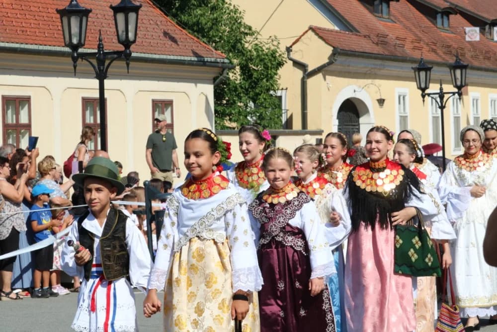 /VELIKA FOTOGALERIJA/ Ljepota tradicije i bogatstvo narodnih običaja dočarana na 58. Đakovačkim vezovima