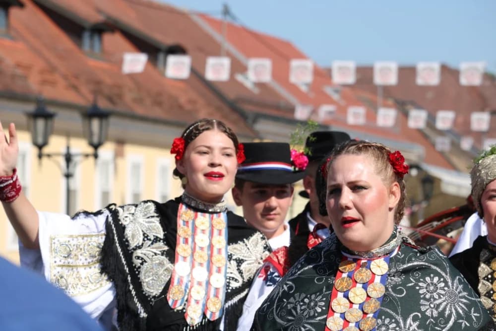 /VELIKA FOTOGALERIJA/ Ljepota tradicije i bogatstvo narodnih običaja dočarana na 58. Đakovačkim vezovima