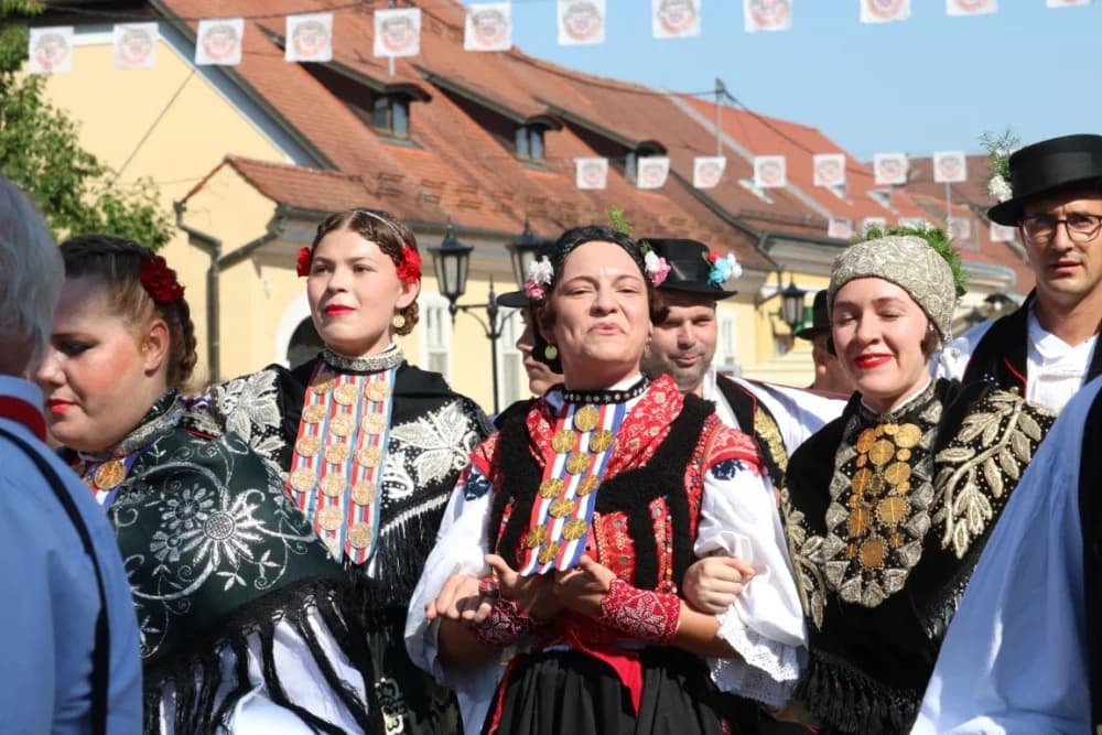 /VELIKA FOTOGALERIJA/ Ljepota tradicije i bogatstvo narodnih običaja dočarana na 58. Đakovačkim vezovima