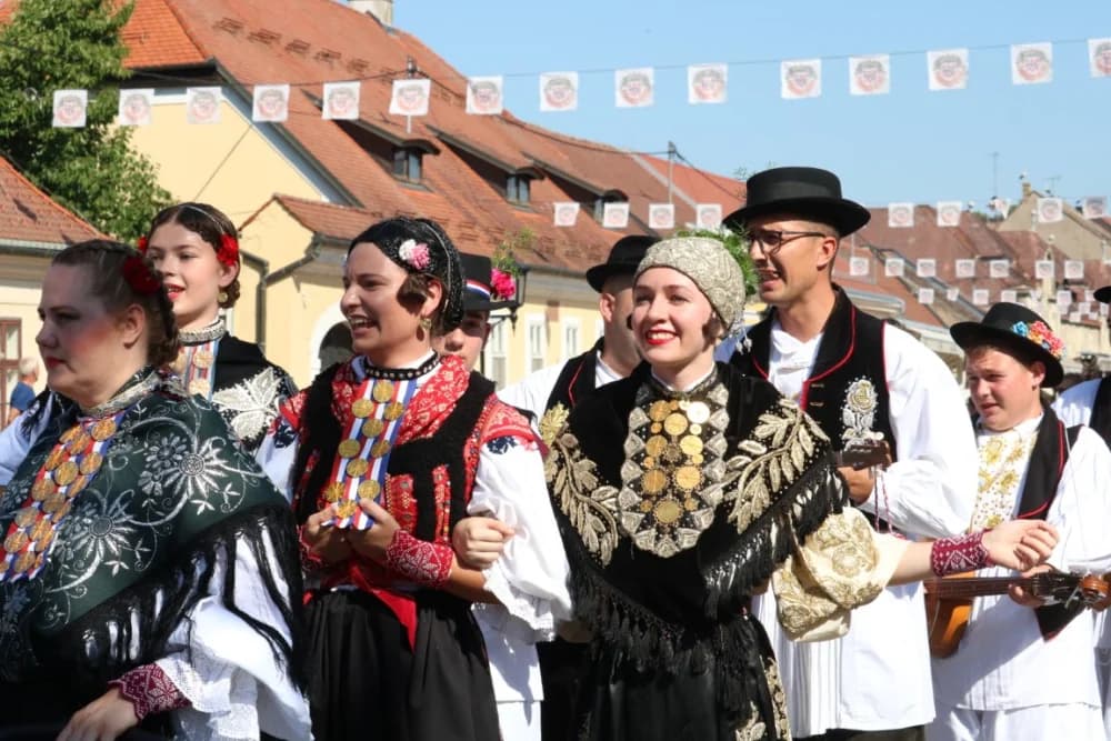 /VELIKA FOTOGALERIJA/ Ljepota tradicije i bogatstvo narodnih običaja dočarana na 58. Đakovačkim vezovima