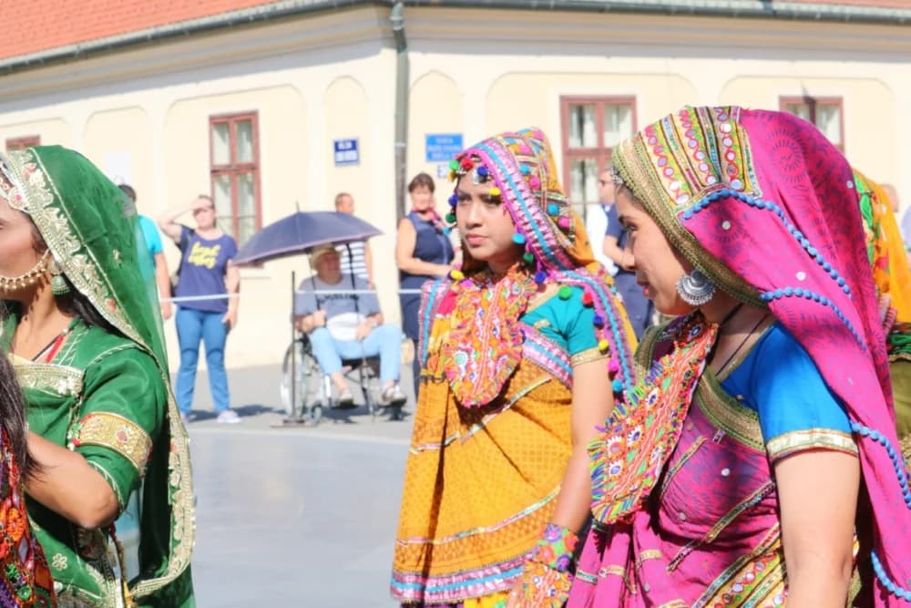 /VELIKA FOTOGALERIJA/ Ljepota tradicije i bogatstvo narodnih običaja dočarana na 58. Đakovačkim vezovima
