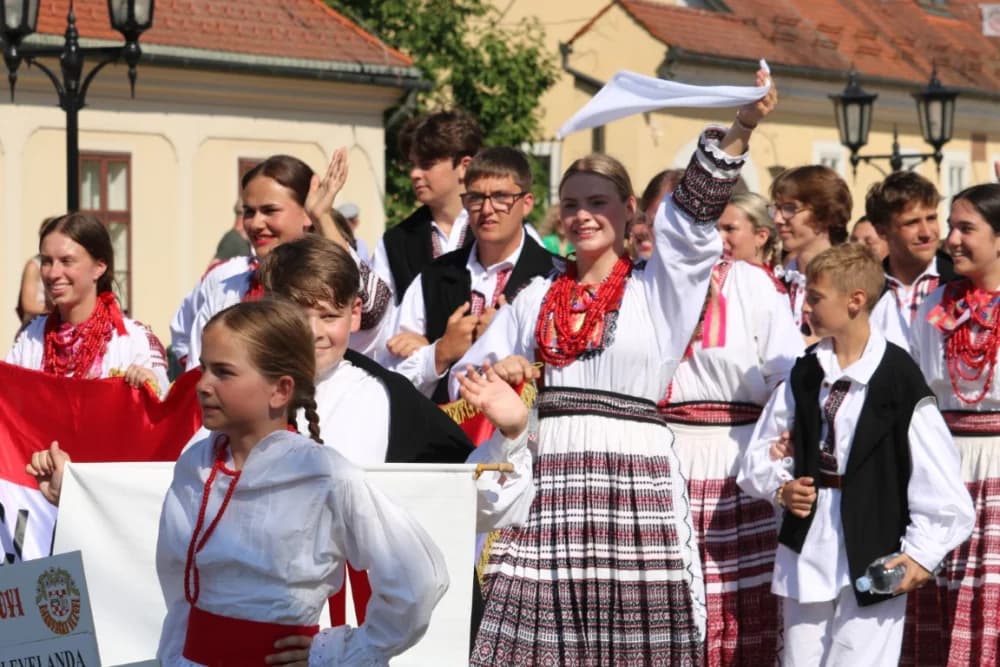 /VELIKA FOTOGALERIJA/ Ljepota tradicije i bogatstvo narodnih običaja dočarana na 58. Đakovačkim vezovima