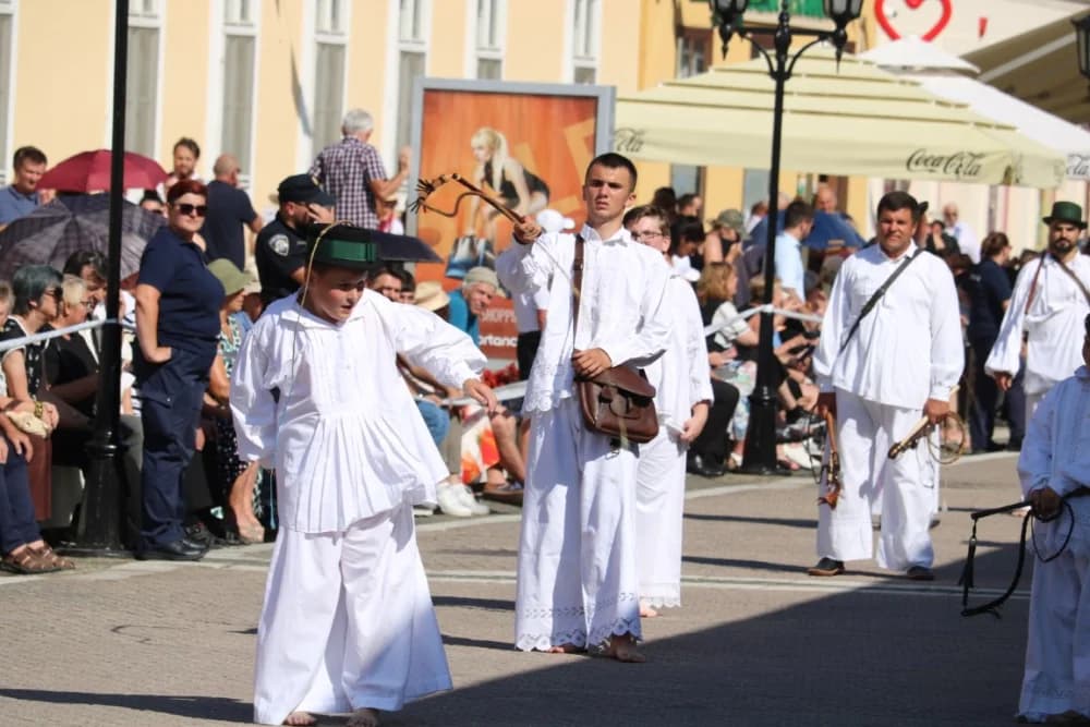 /VELIKA FOTOGALERIJA/ Ljepota tradicije i bogatstvo narodnih običaja dočarana na 58. Đakovačkim vezovima