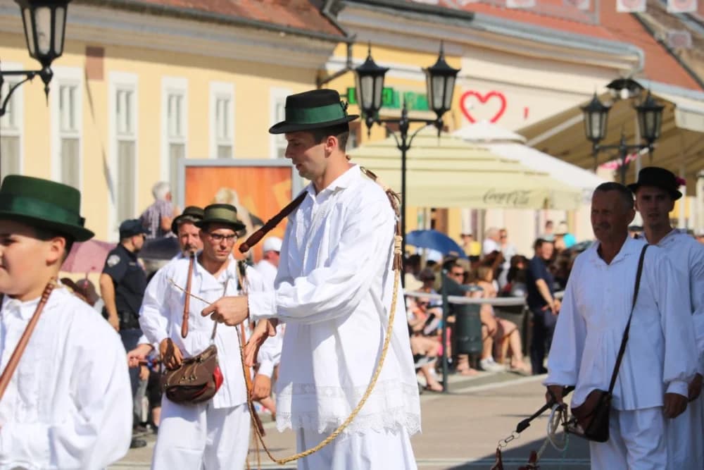 /VELIKA FOTOGALERIJA/ Ljepota tradicije i bogatstvo narodnih običaja dočarana na 58. Đakovačkim vezovima