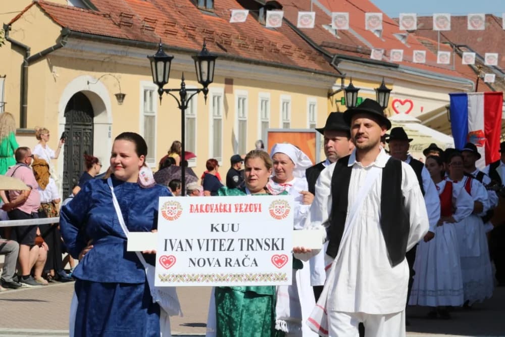 /VELIKA FOTOGALERIJA/ Ljepota tradicije i bogatstvo narodnih običaja dočarana na 58. Đakovačkim vezovima