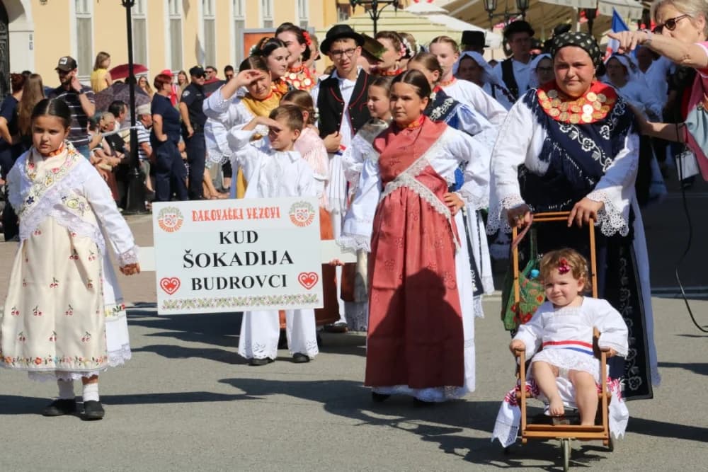 /VELIKA FOTOGALERIJA/ Ljepota tradicije i bogatstvo narodnih običaja dočarana na 58. Đakovačkim vezovima