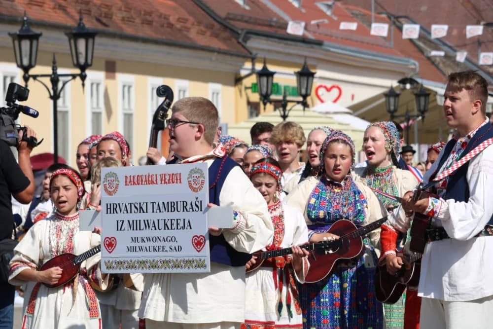 /VELIKA FOTOGALERIJA/ Ljepota tradicije i bogatstvo narodnih običaja dočarana na 58. Đakovačkim vezovima