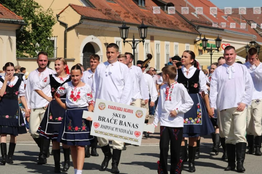 /VELIKA FOTOGALERIJA/ Ljepota tradicije i bogatstvo narodnih običaja dočarana na 58. Đakovačkim vezovima