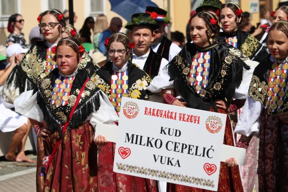 /VELIKA FOTOGALERIJA/ Ljepota tradicije i bogatstvo narodnih običaja dočarana na 58. Đakovačkim vezovima
